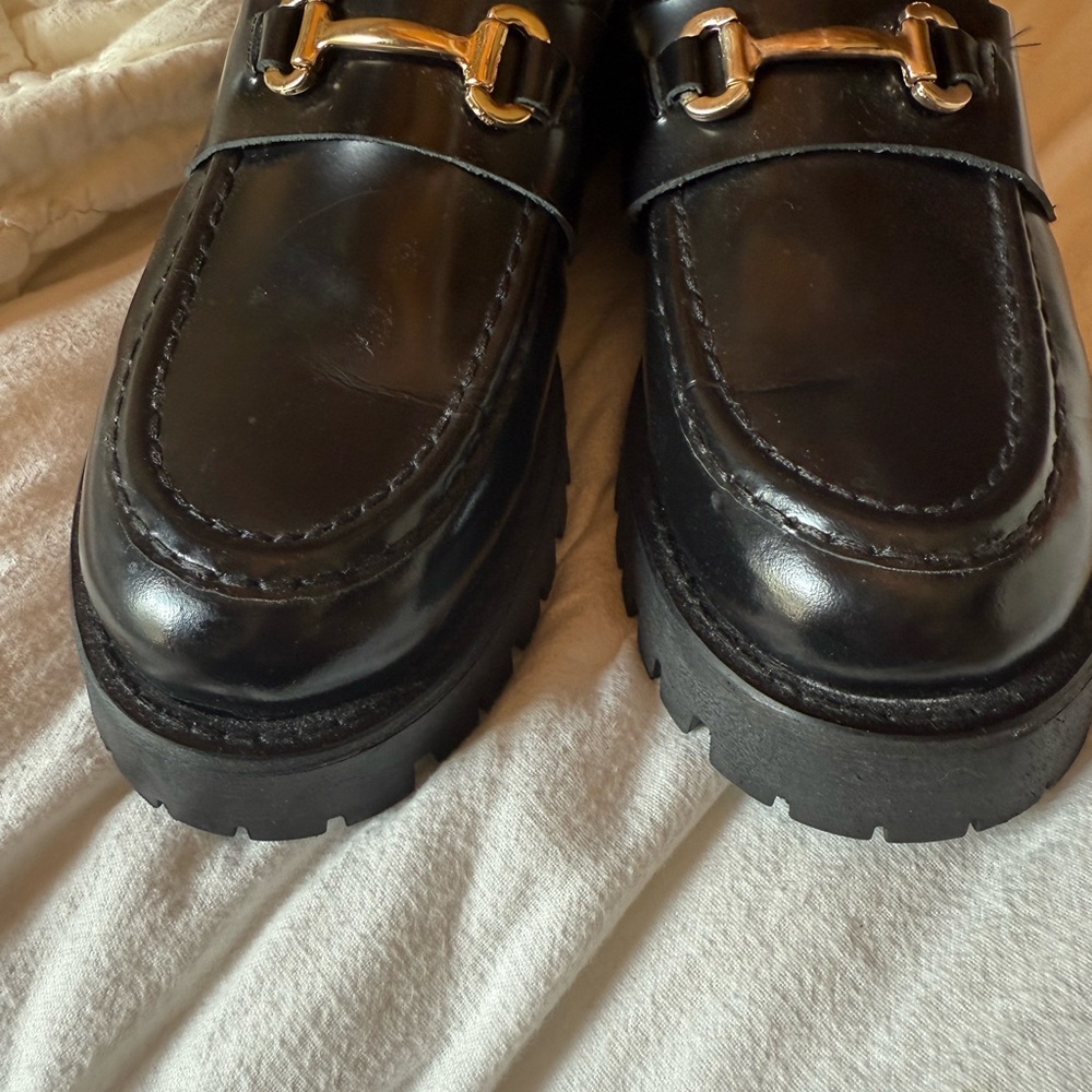 Elegant Black and Gold Slip-On Loafers with Polished Finish - Picture 2 of 4